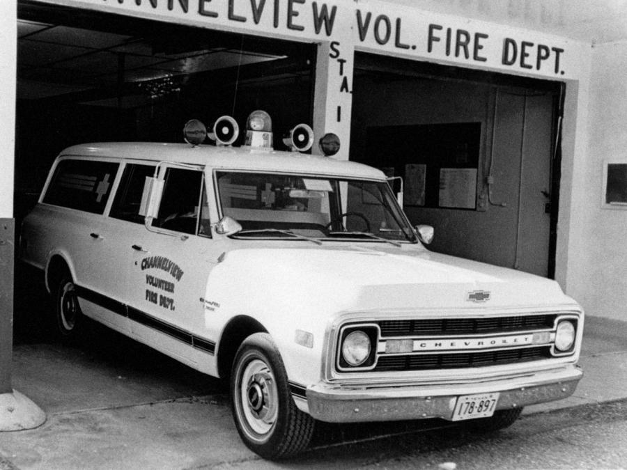  Chevrolet C10 Suburban Ambulance 1969 года  (фото 2 из 2)